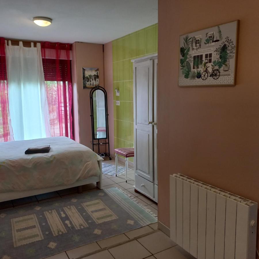Chambre Spatieuse Avec Grand Lit. Aspet Exterior foto