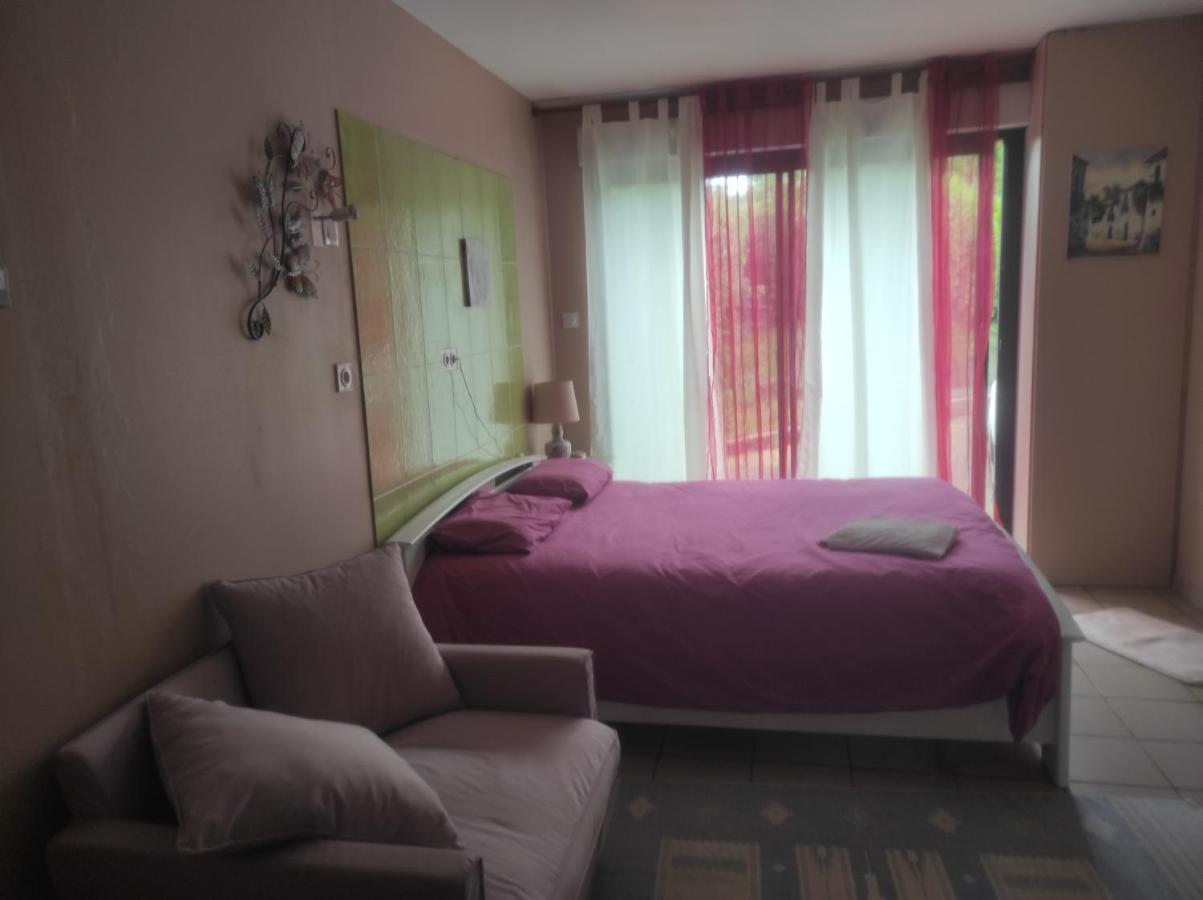 Chambre Spatieuse Avec Grand Lit. Aspet Exterior foto