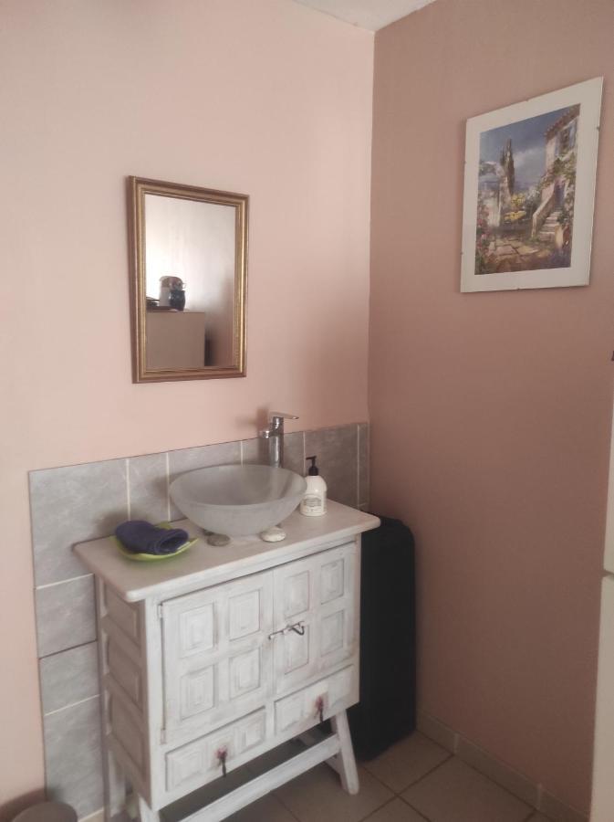 Chambre Spatieuse Avec Grand Lit. Aspet Exterior foto